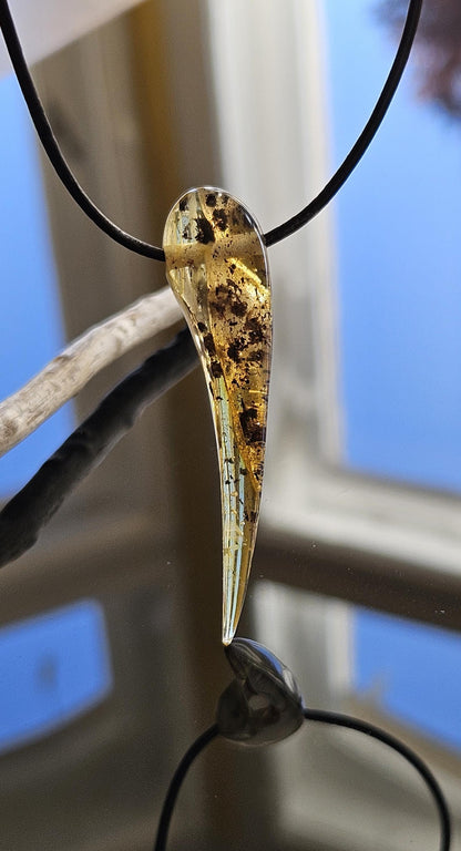 Feiner Bernstein Anhänger, mit Einschlüssen von Blüten Blätterskelett Bernstein Amulett, gebohrt 53 x 12 x 8 mm, an verstellbarem Lederband