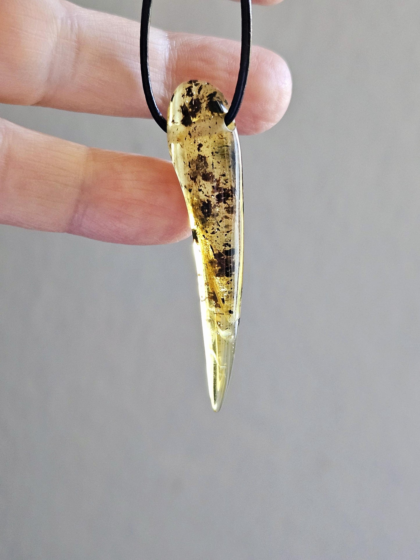 Feiner Bernstein Anhänger, mit Einschlüssen von Blüten Blätterskelett Bernstein Amulett, gebohrt 53 x 12 x 8 mm, an verstellbarem Lederband