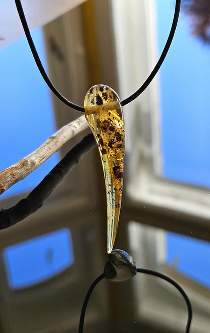 Feiner Bernstein Anhänger, mit Einschlüssen von Blüten Blätterskelett Bernstein Amulett, gebohrt 53 x 12 x 8 mm, an verstellbarem Lederband