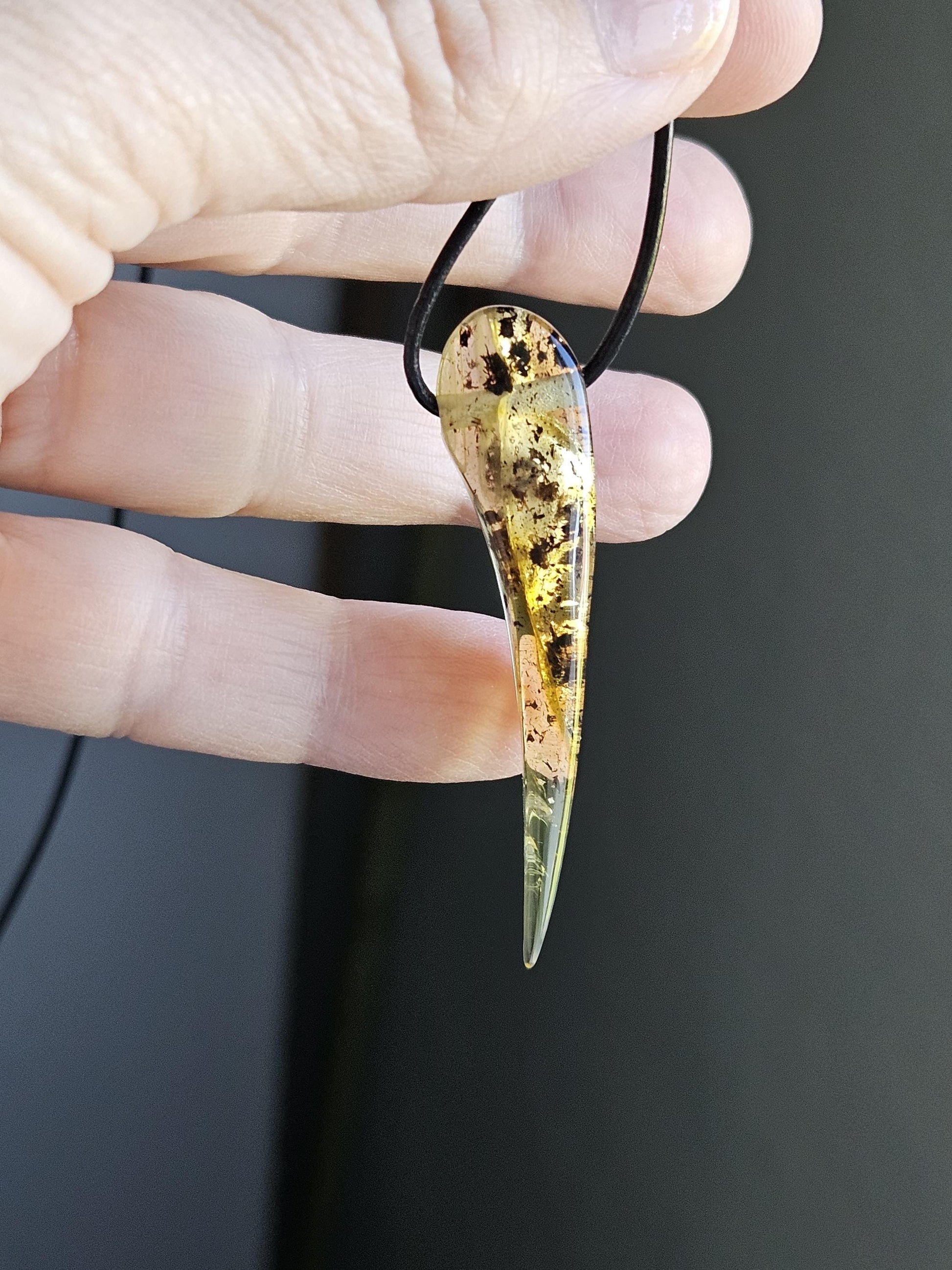 Feiner Bernstein Anhänger, mit Einschlüssen von Blüten Blätterskelett Bernstein Amulett, gebohrt 53 x 12 x 8 mm, an verstellbarem Lederband