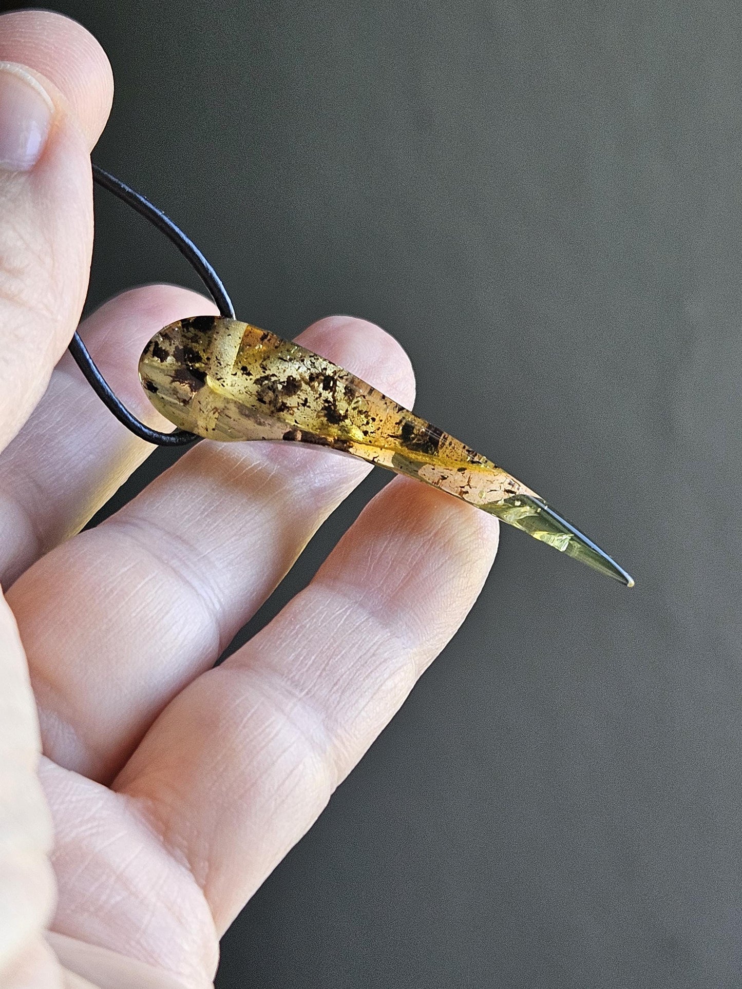 Feiner Bernstein Anhänger, mit Einschlüssen von Blüten Blätterskelett Bernstein Amulett, gebohrt 53 x 12 x 8 mm, an verstellbarem Lederband