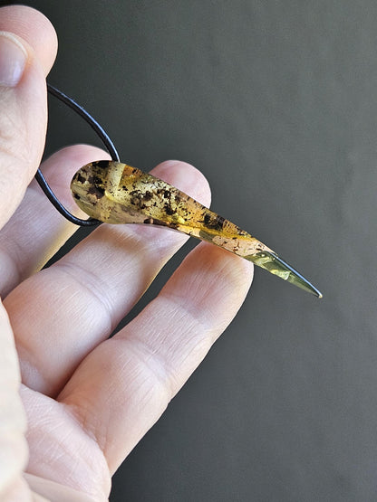 Feiner Bernstein Anhänger, mit Einschlüssen von Blüten Blätterskelett Bernstein Amulett, gebohrt 53 x 12 x 8 mm, an verstellbarem Lederband