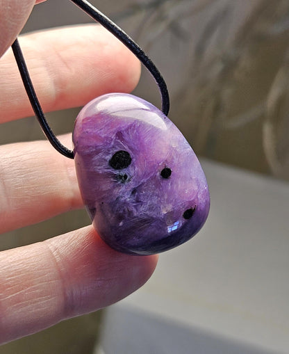 Traum von Charoit Anhänger, Charoite Anhänger, 30 x 21 x 14 mm, gebohrt, an verstellbarem Lederband