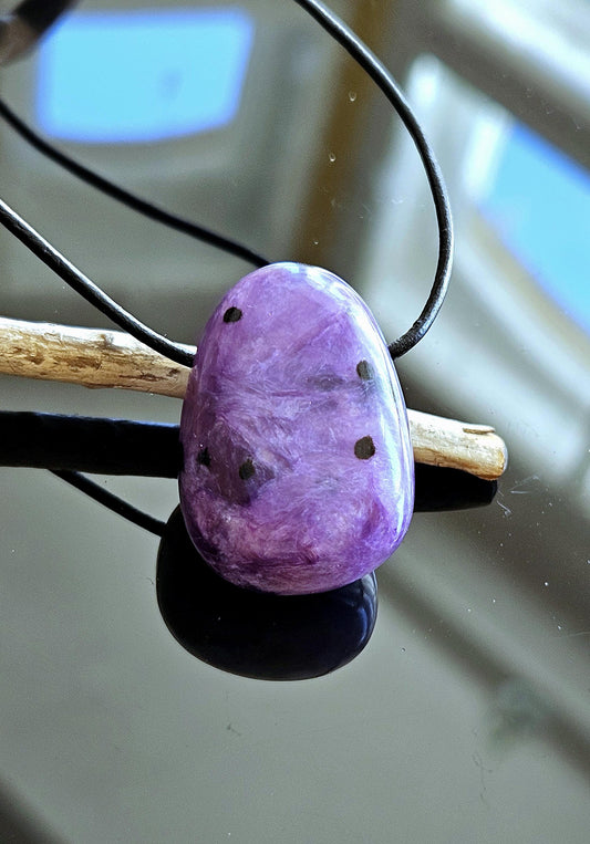 Traum von Charoit Anhänger, Charoite Anhänger, 30 x 21 x 14 mm, gebohrt, an verstellbarem Lederband