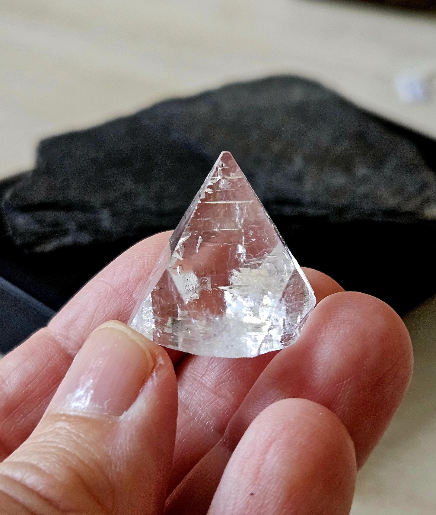 Wunderschöner Apophyllit Apophyllite Kristall Spitze Rohstein 24 x 25 x 24 mm