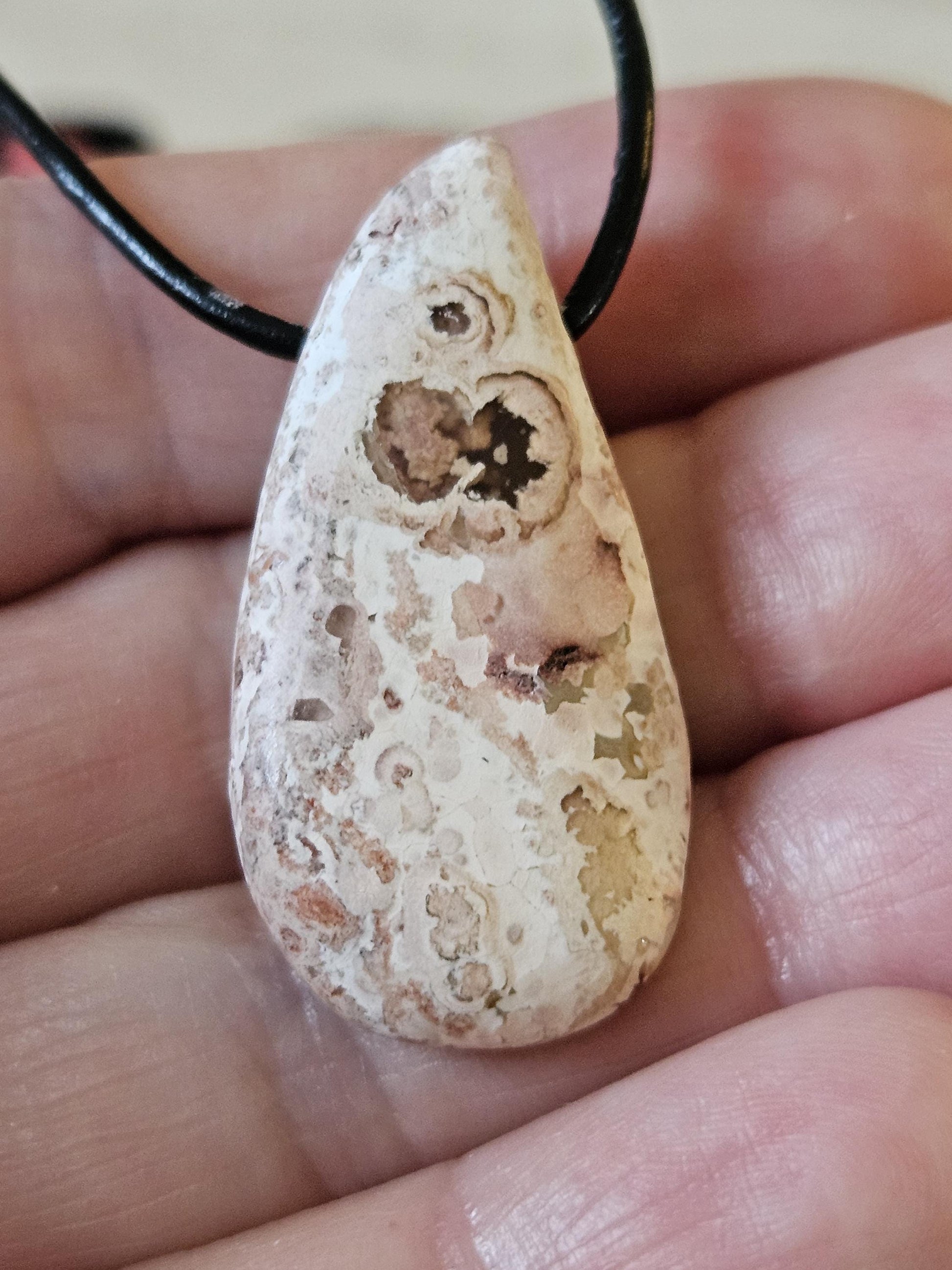 Magischer mexikanischer Feueropal Anhänger, 36 x 18 x 10 mm, gebohrt, an verstellbarem Lederband