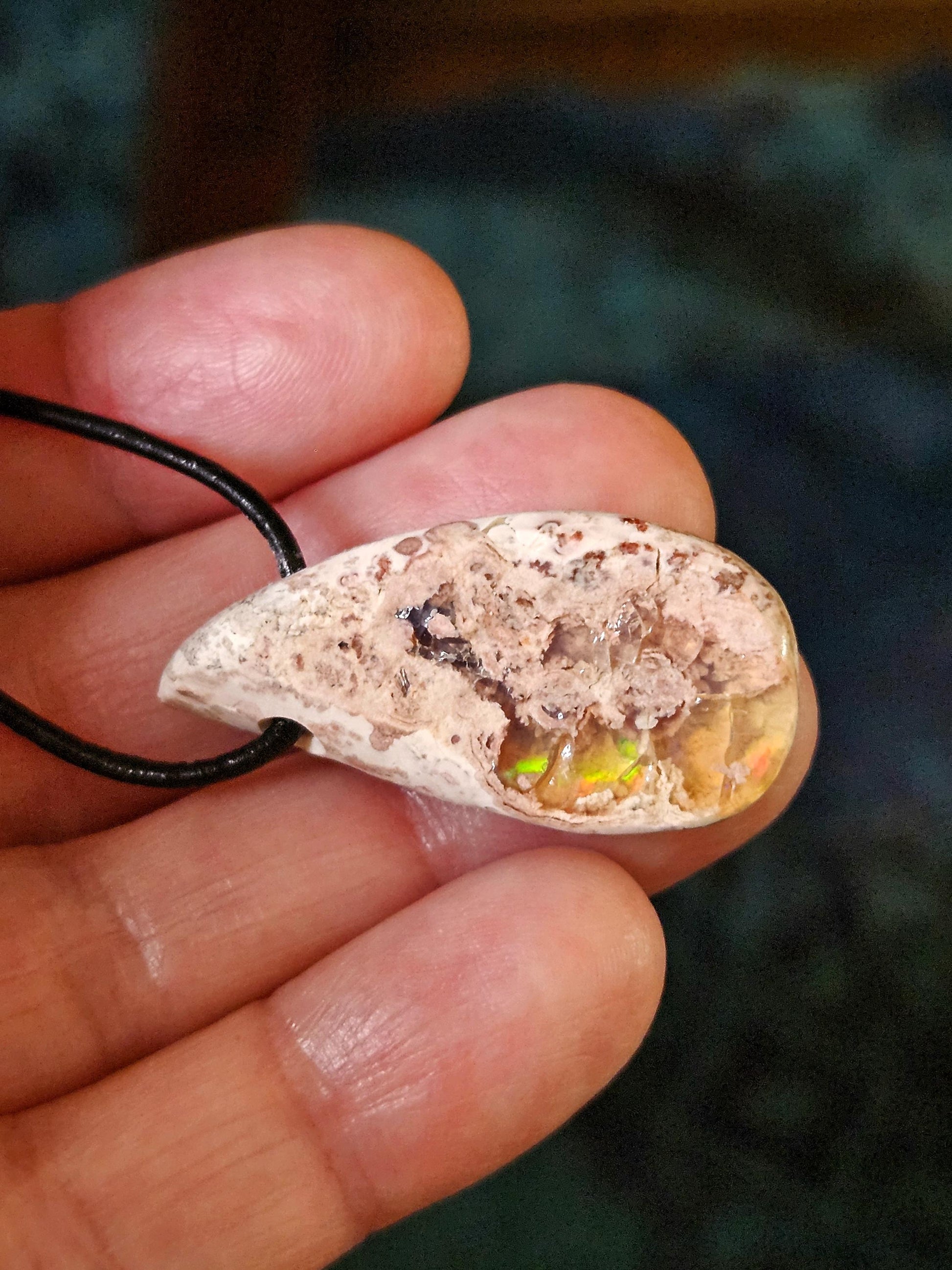 Magischer mexikanischer Feueropal Anhänger, 36 x 18 x 10 mm, gebohrt, an verstellbarem Lederband