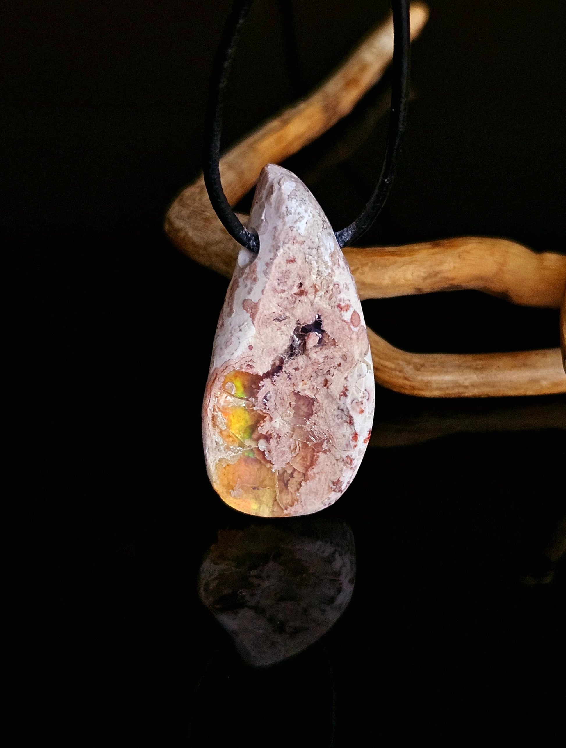 Magischer mexikanischer Feueropal Anhänger, 36 x 18 x 10 mm, gebohrt, an verstellbarem Lederband