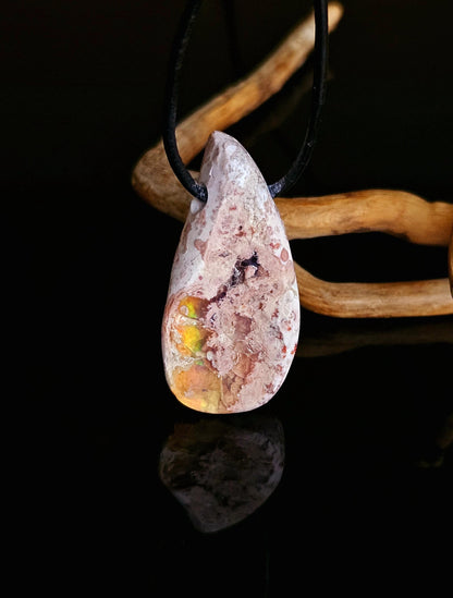 Magischer mexikanischer Feueropal Anhänger, 36 x 18 x 10 mm, gebohrt, an verstellbarem Lederband