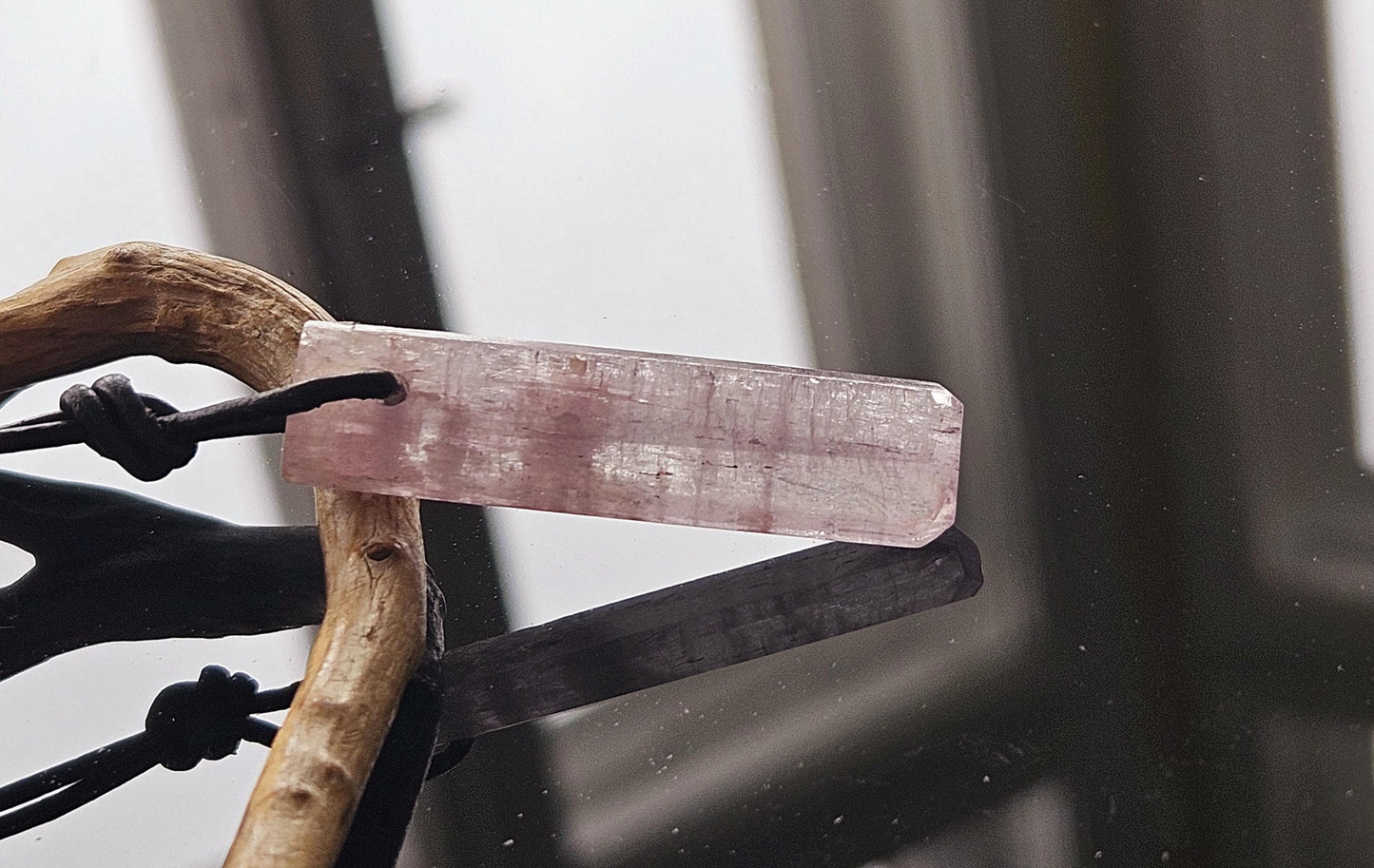 Kunzit Rohstein Rohkristall Kristall Stäbchen, Anhänger, 42 x 12 x 5 mm, gebohrt, an verstellbarem Lederband