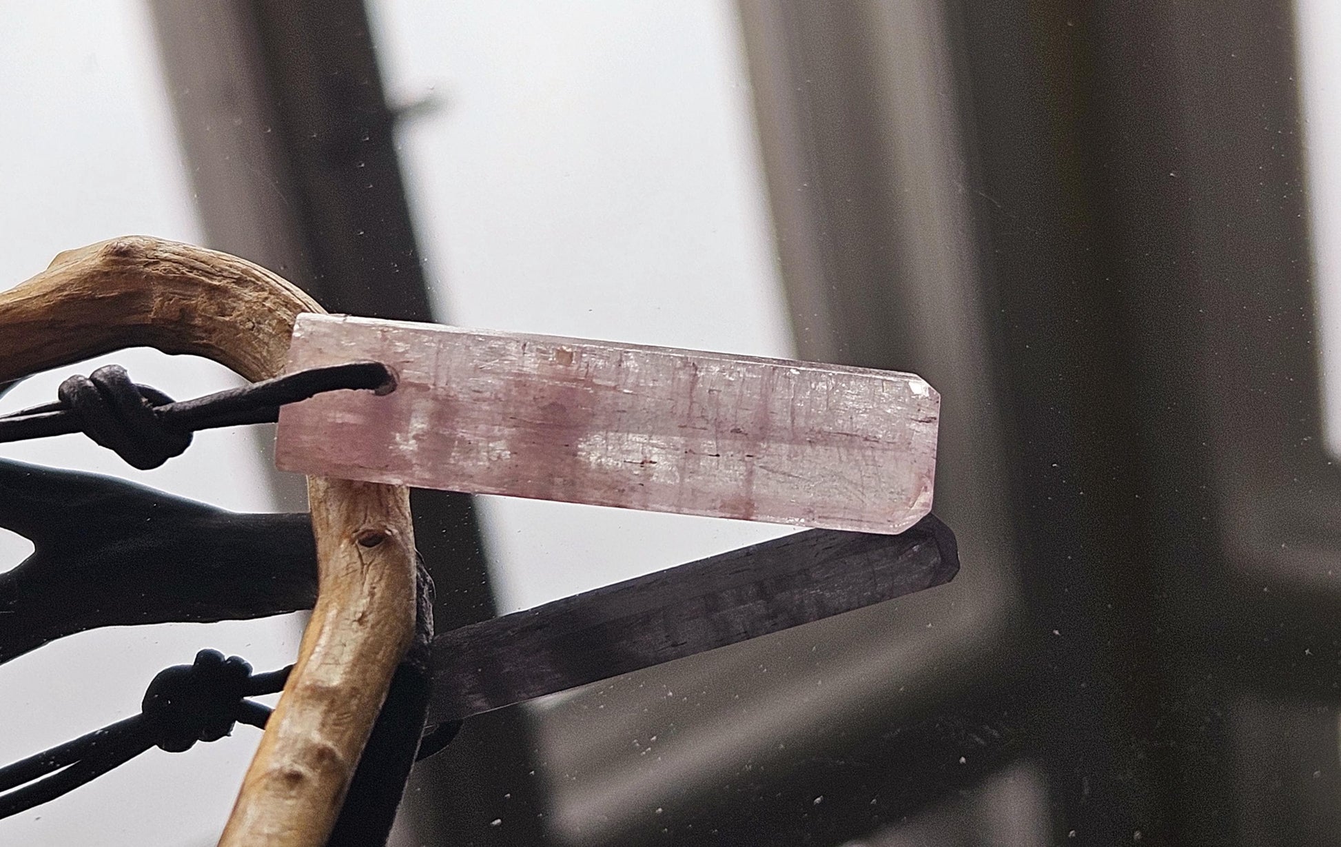 Kunzit Rohstein Rohkristall Kristall Stäbchen, Anhänger, 42 x 12 x 5 mm, gebohrt, an verstellbarem Lederband