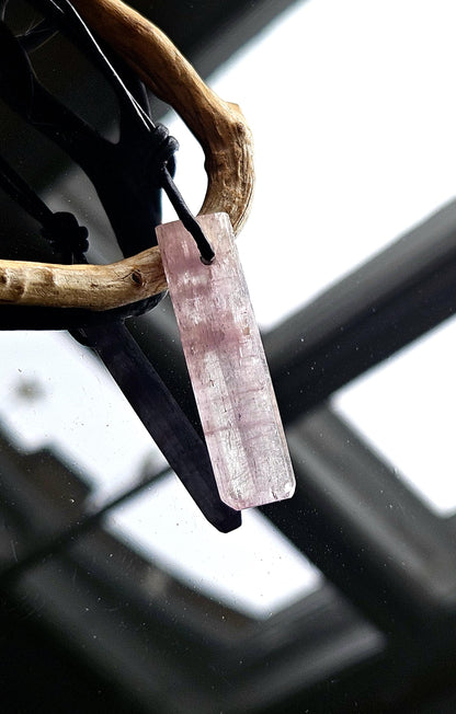 Kunzit Rohstein Rohkristall Kristall Stäbchen, Anhänger, 42 x 12 x 5 mm, gebohrt, an verstellbarem Lederband