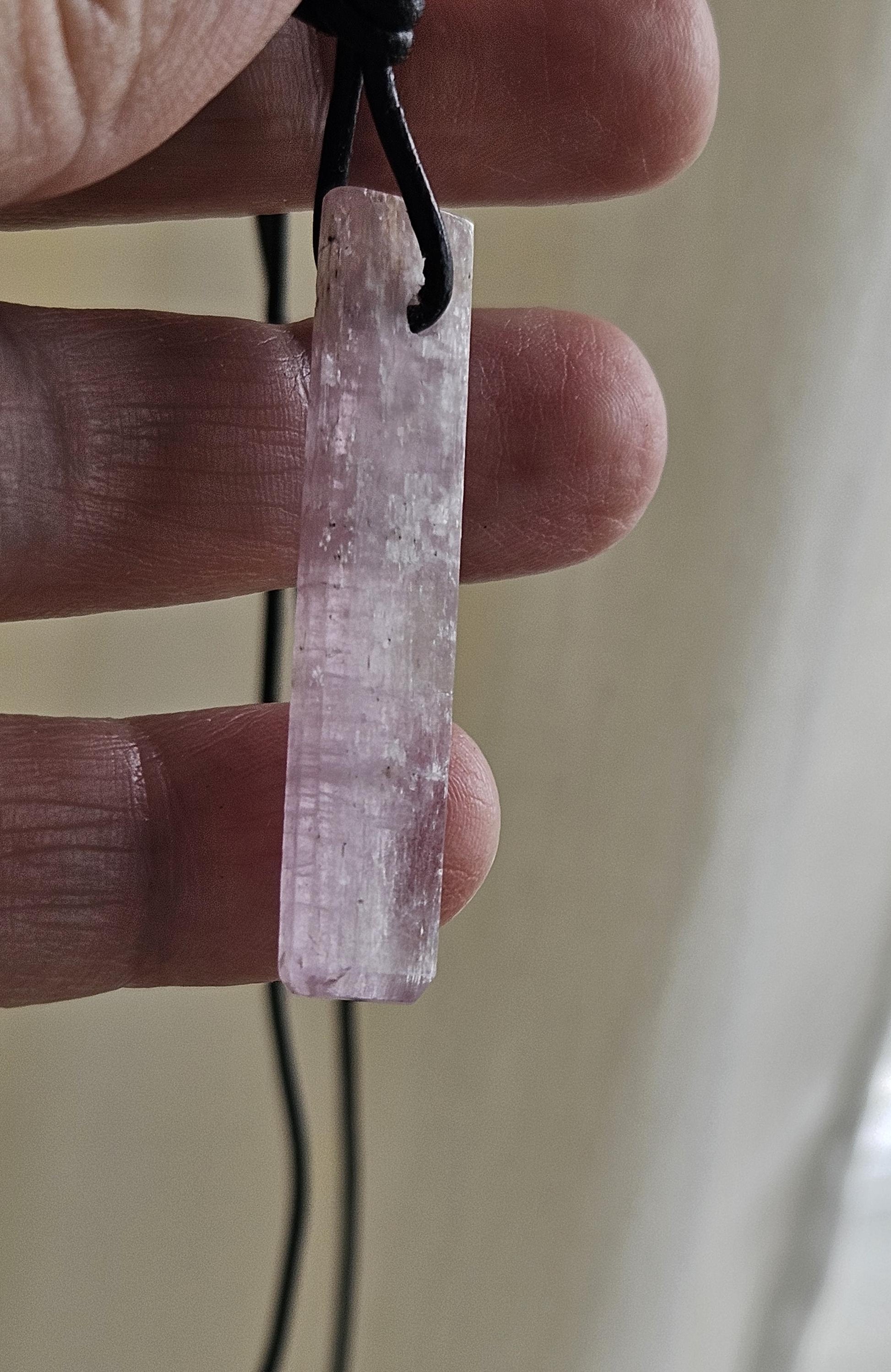 Kunzit Rohstein Rohkristall Kristall Stäbchen, Anhänger, 42 x 12 x 5 mm, gebohrt, an verstellbarem Lederband