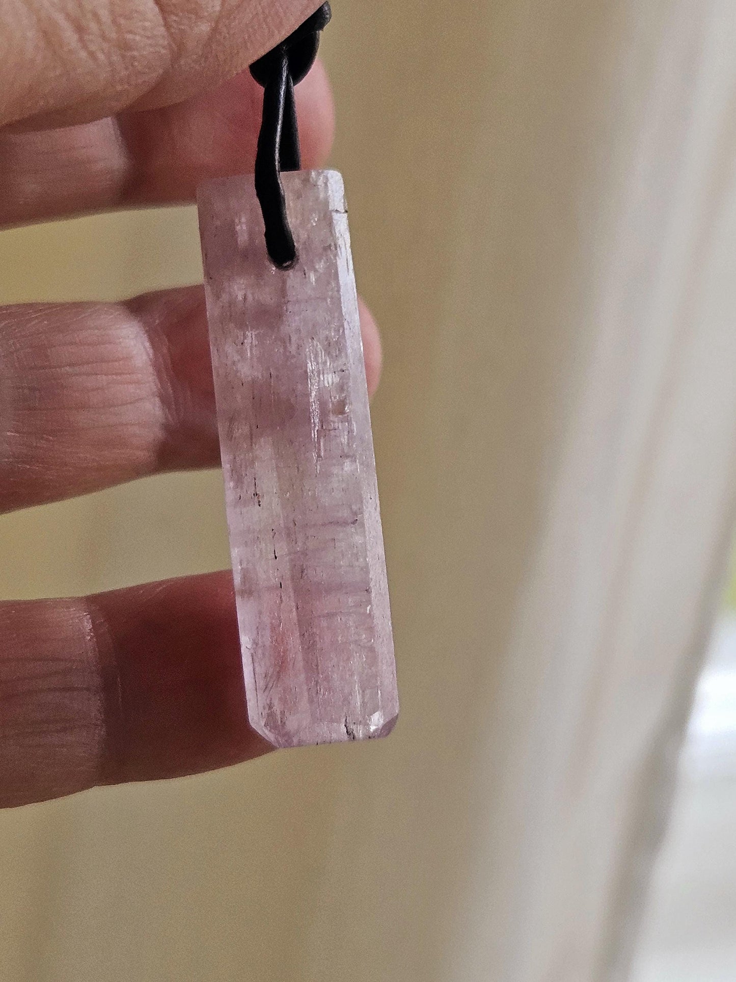 Kunzit Rohstein Rohkristall Kristall Stäbchen, Anhänger, 42 x 12 x 5 mm, gebohrt, an verstellbarem Lederband