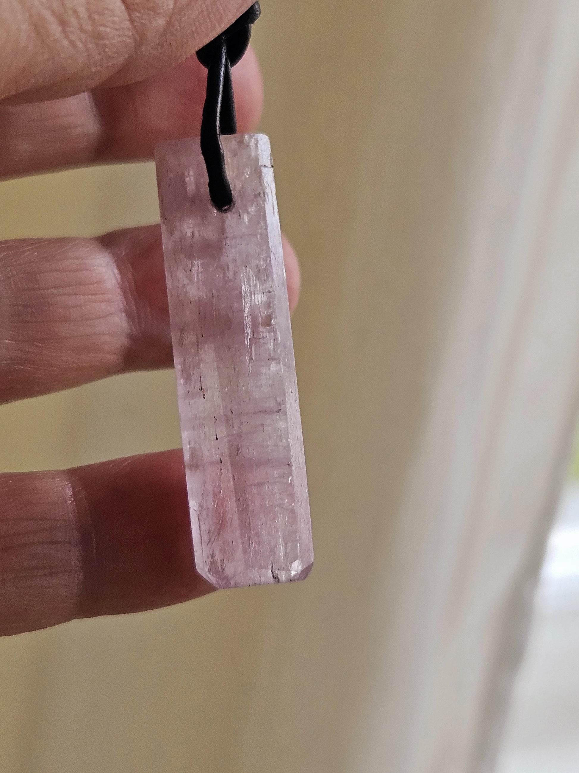 Kunzit Rohstein Rohkristall Kristall Stäbchen, Anhänger, 42 x 12 x 5 mm, gebohrt, an verstellbarem Lederband