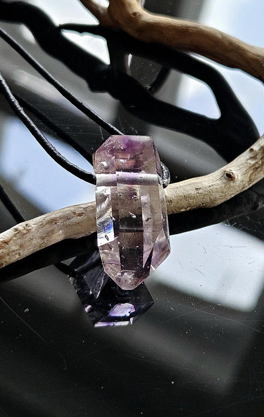 Goboboseb Amethyst Rauchquarz Phantomquarz Kristall Spitze aus Namibia mit Hämatit Einschlüssen, gebohrt, an verstellbarem Lederband