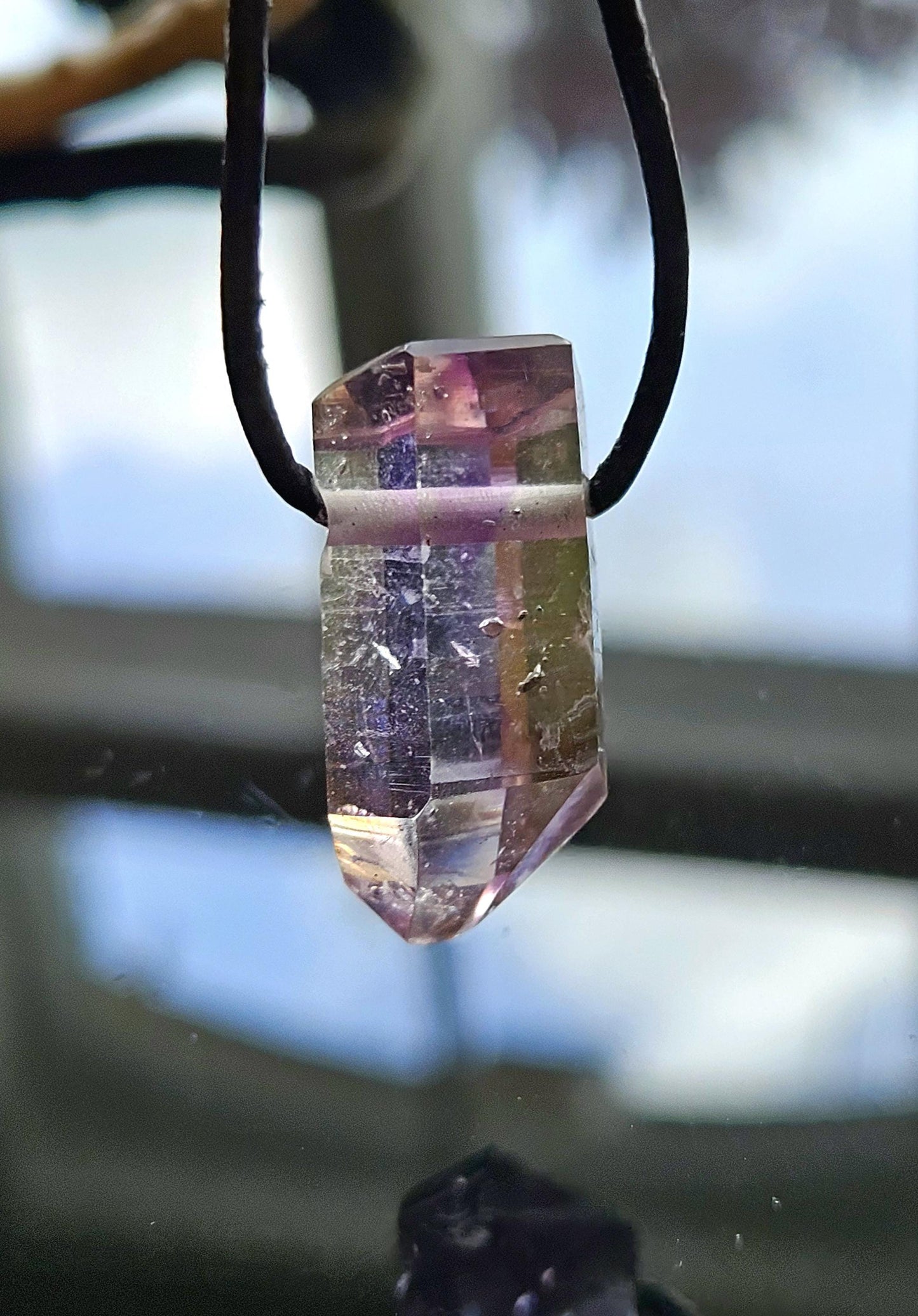 Goboboseb Amethyst Rauchquarz Phantomquarz Kristall Spitze aus Namibia mit Hämatit Einschlüssen, gebohrt, an verstellbarem Lederband
