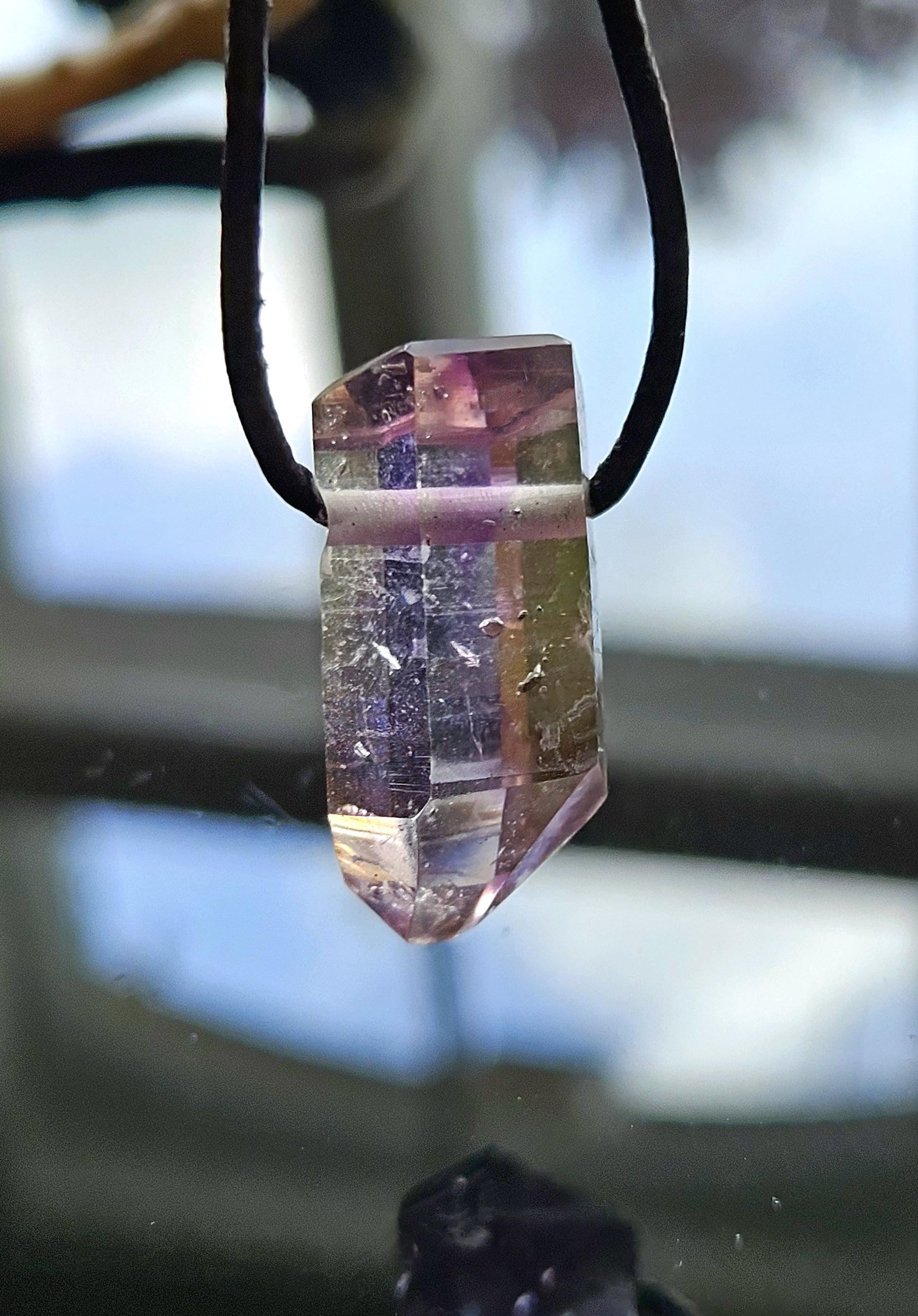 Goboboseb Amethyst Rauchquarz Phantomquarz Kristall Spitze aus Namibia mit Hämatit Einschlüssen, gebohrt, an verstellbarem Lederband