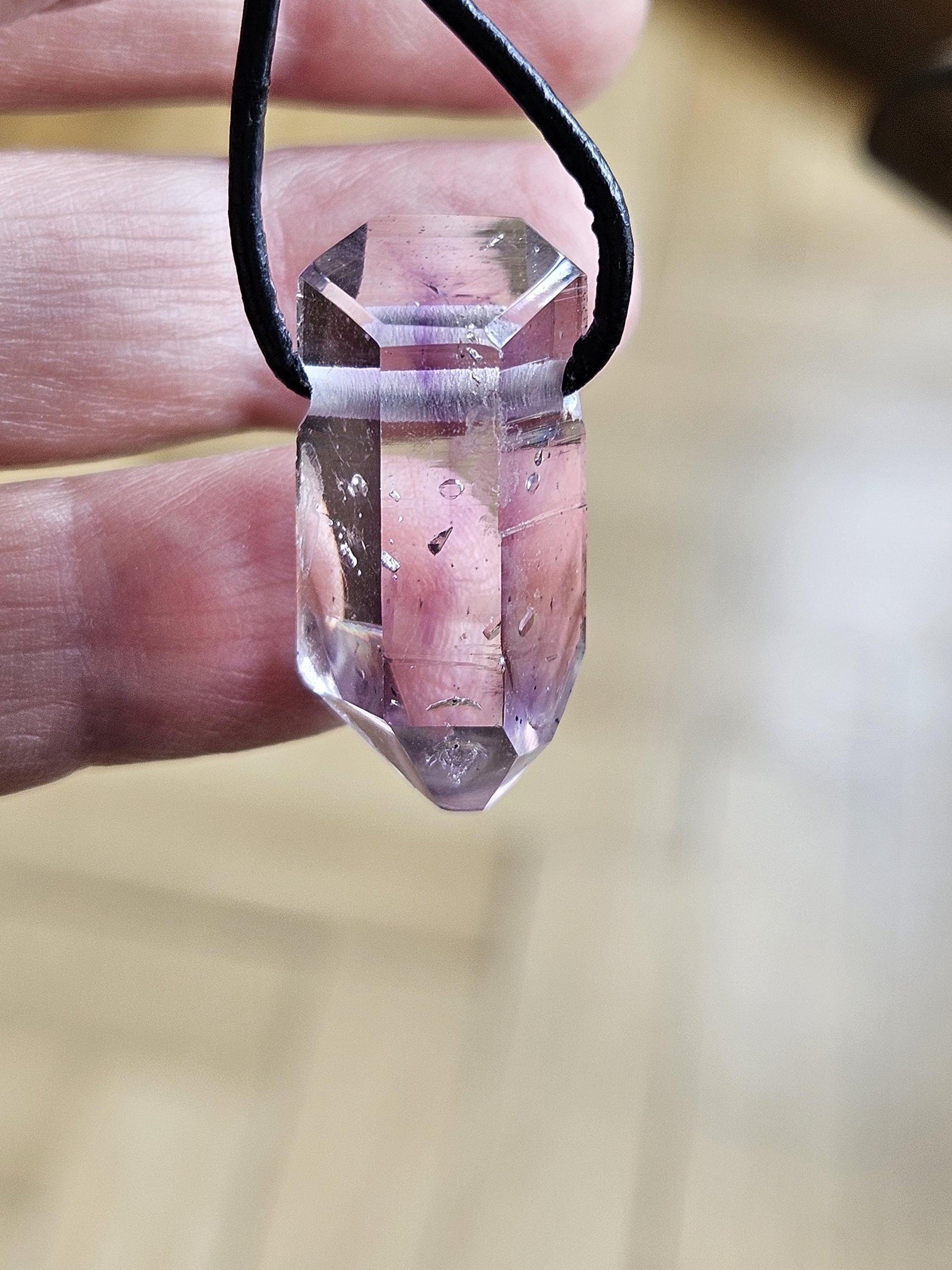 Goboboseb Amethyst Rauchquarz Phantomquarz Kristall Spitze aus Namibia mit Hämatit Einschlüssen, gebohrt, an verstellbarem Lederband