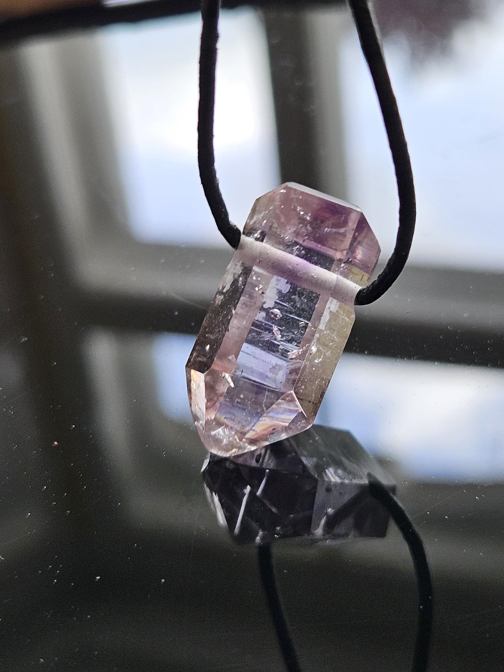 Goboboseb Amethyst Rauchquarz Phantomquarz Kristall Spitze aus Namibia mit Hämatit Einschlüssen, gebohrt, an verstellbarem Lederband