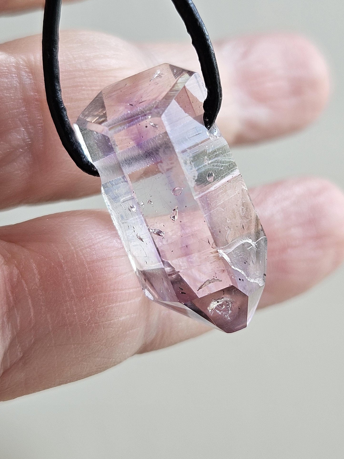 Goboboseb Amethyst Rauchquarz Phantomquarz Kristall Spitze aus Namibia mit Hämatit Einschlüssen, gebohrt, an verstellbarem Lederband