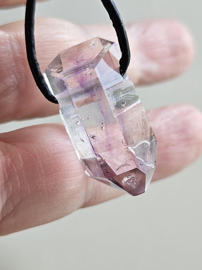 Goboboseb Amethyst Rauchquarz Phantomquarz Kristall Spitze aus Namibia mit Hämatit Einschlüssen, gebohrt, an verstellbarem Lederband