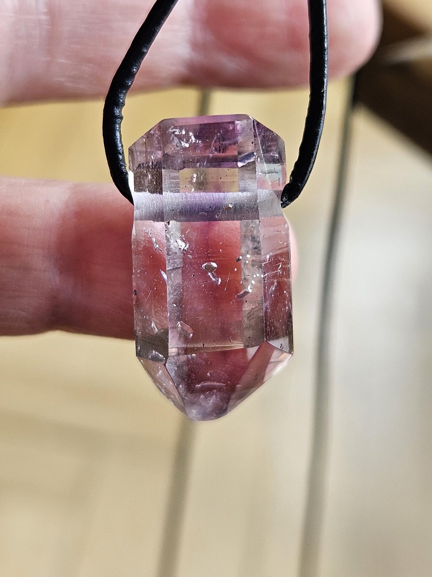 Goboboseb Amethyst Rauchquarz Phantomquarz Kristall Spitze aus Namibia mit Hämatit Einschlüssen, gebohrt, an verstellbarem Lederband