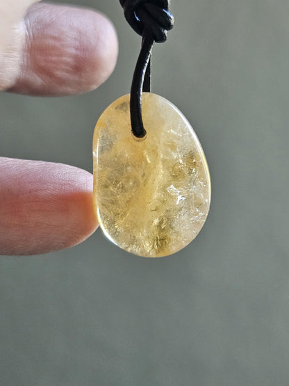 Golden Healer, Bergkristall mit Citrin, 27 x 19 x 8 mm, gebohrt, an verstellbarem Lederband