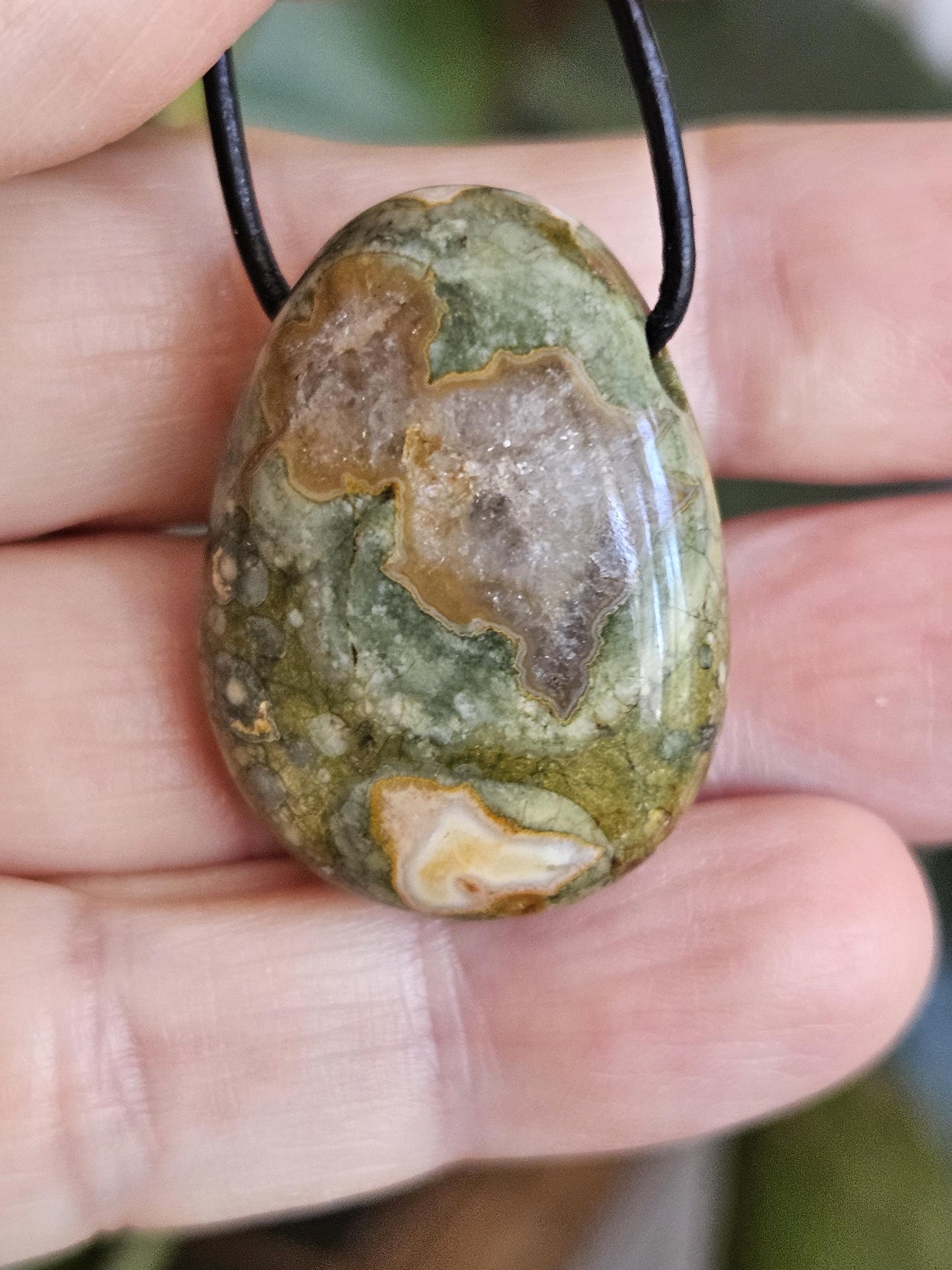 Regenwaldrhyolith Regenwald Rhyolit, Regenwald Jaspis, Anhänger, 30 x 22 x 10 mm, gebohrt, an verstellbarem Lederband