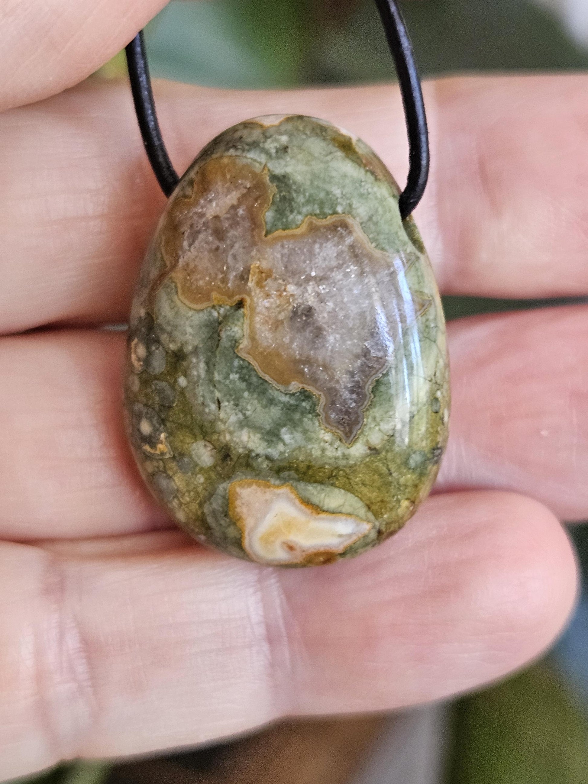 Regenwaldrhyolith Regenwald Rhyolit, Regenwald Jaspis, Anhänger, 30 x 22 x 10 mm, gebohrt, an verstellbarem Lederband