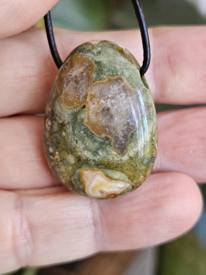 Regenwaldrhyolith Regenwald Rhyolit, Regenwald Jaspis, Anhänger, 30 x 22 x 10 mm, gebohrt, an verstellbarem Lederband