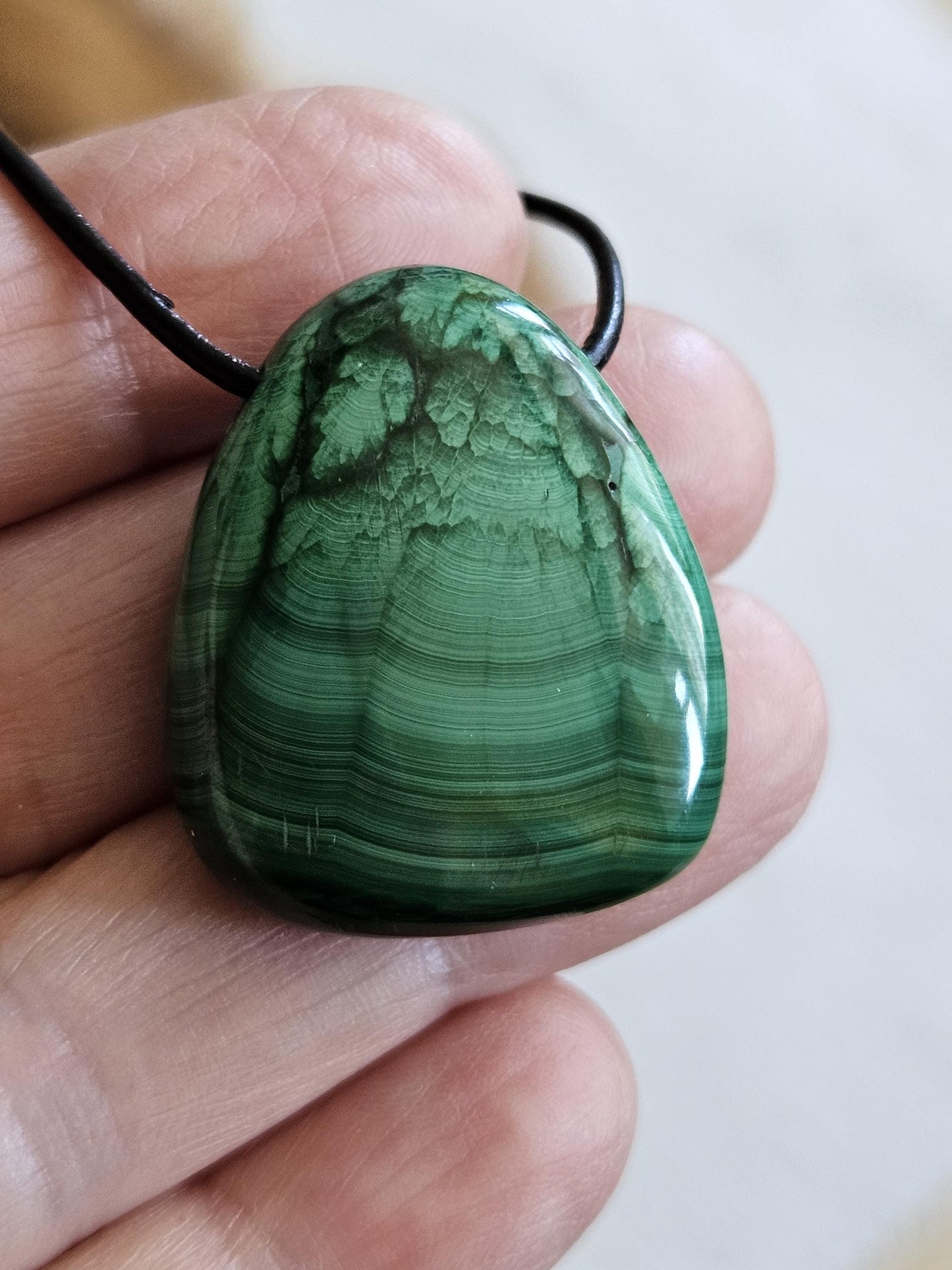 Malachit Anhänger, gebohrt, am Lederband, 30 x 24 x 10 mm, gebohrt, an verstellbarem Lederband