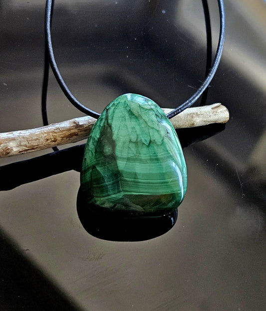 Malachit Anhänger, gebohrt, am Lederband, 30 x 24 x 10 mm, gebohrt, an verstellbarem Lederband