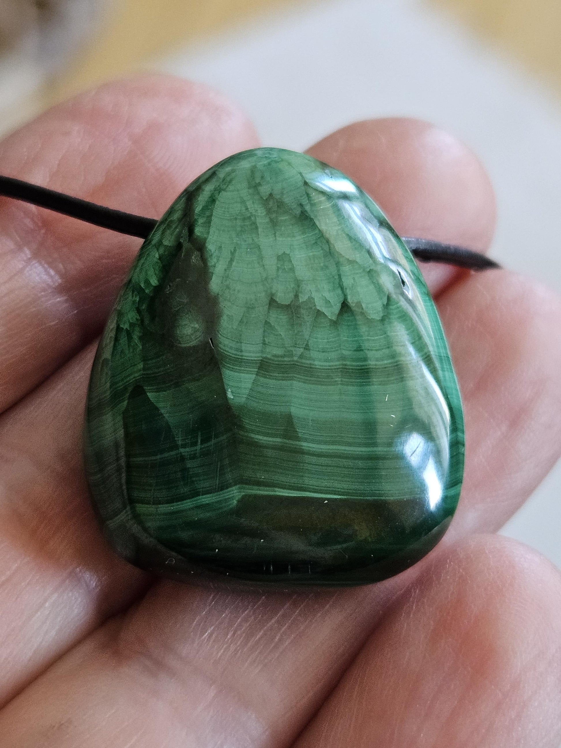 Malachit Anhänger, gebohrt, am Lederband, 30 x 24 x 10 mm, gebohrt, an verstellbarem Lederband