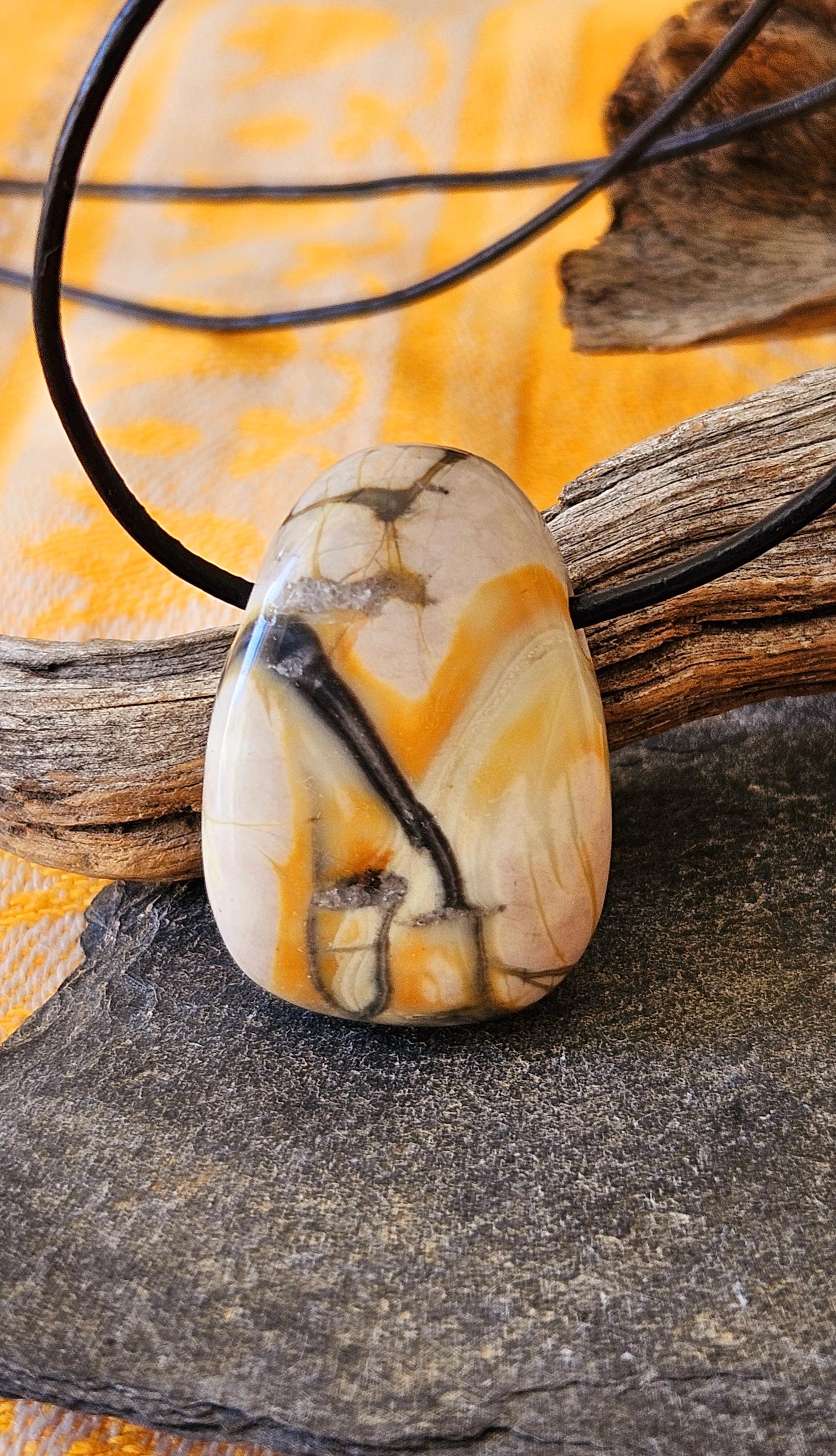 Picasso Jaspis Bilderjaspis Anhänger, 30 x 20 x 10 mm, gebohrt, an verstellbarem Lederband