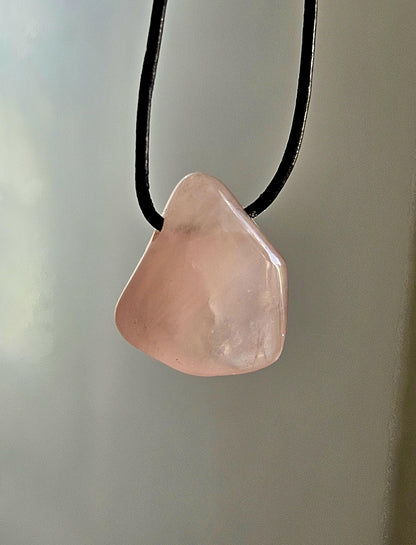 Rosenquarz Anhänger, 26 x 23 x 10 mm, gebohrt, an verstellbarem Lederband