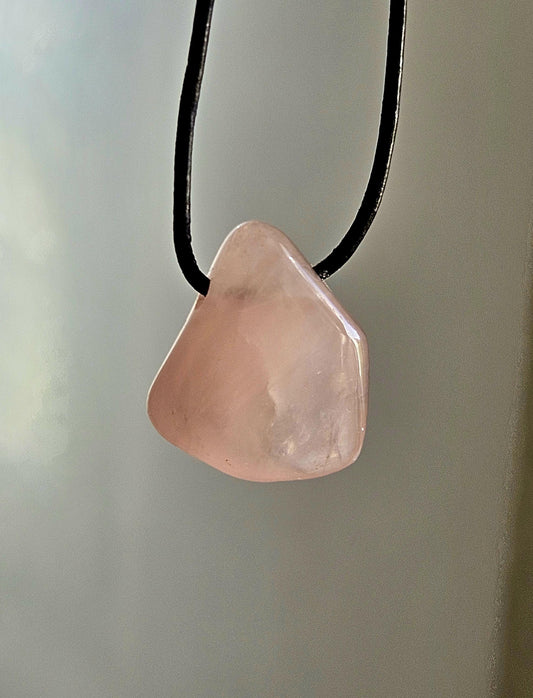 Rosenquarz Anhänger, 26 x 23 x 10 mm, gebohrt, an verstellbarem Lederband