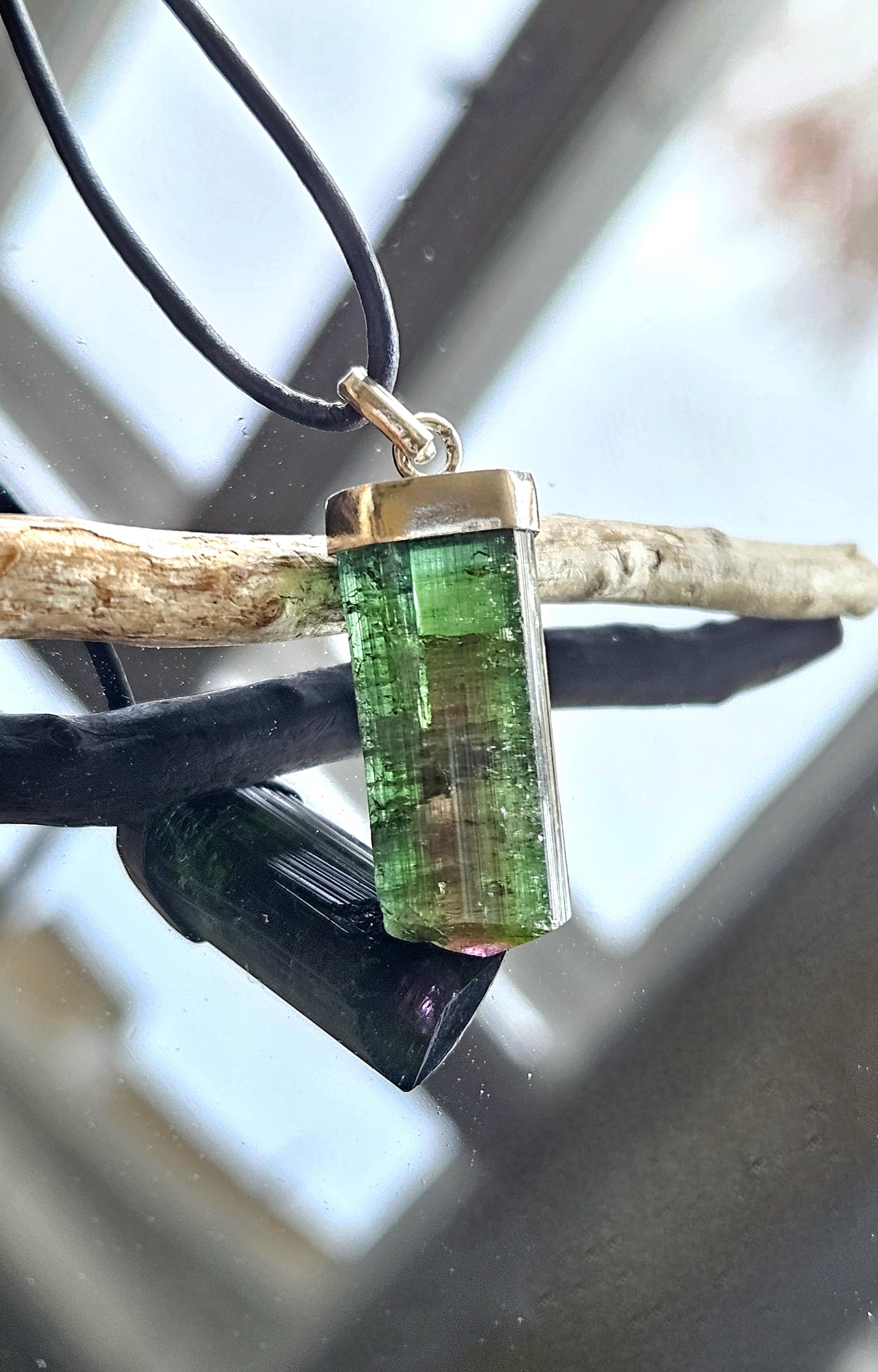 Traum von Wassermelonenturmalin Stäbchen Rohstein, an 925er Silberkappe mit Öse, an verstellbarem Lederband