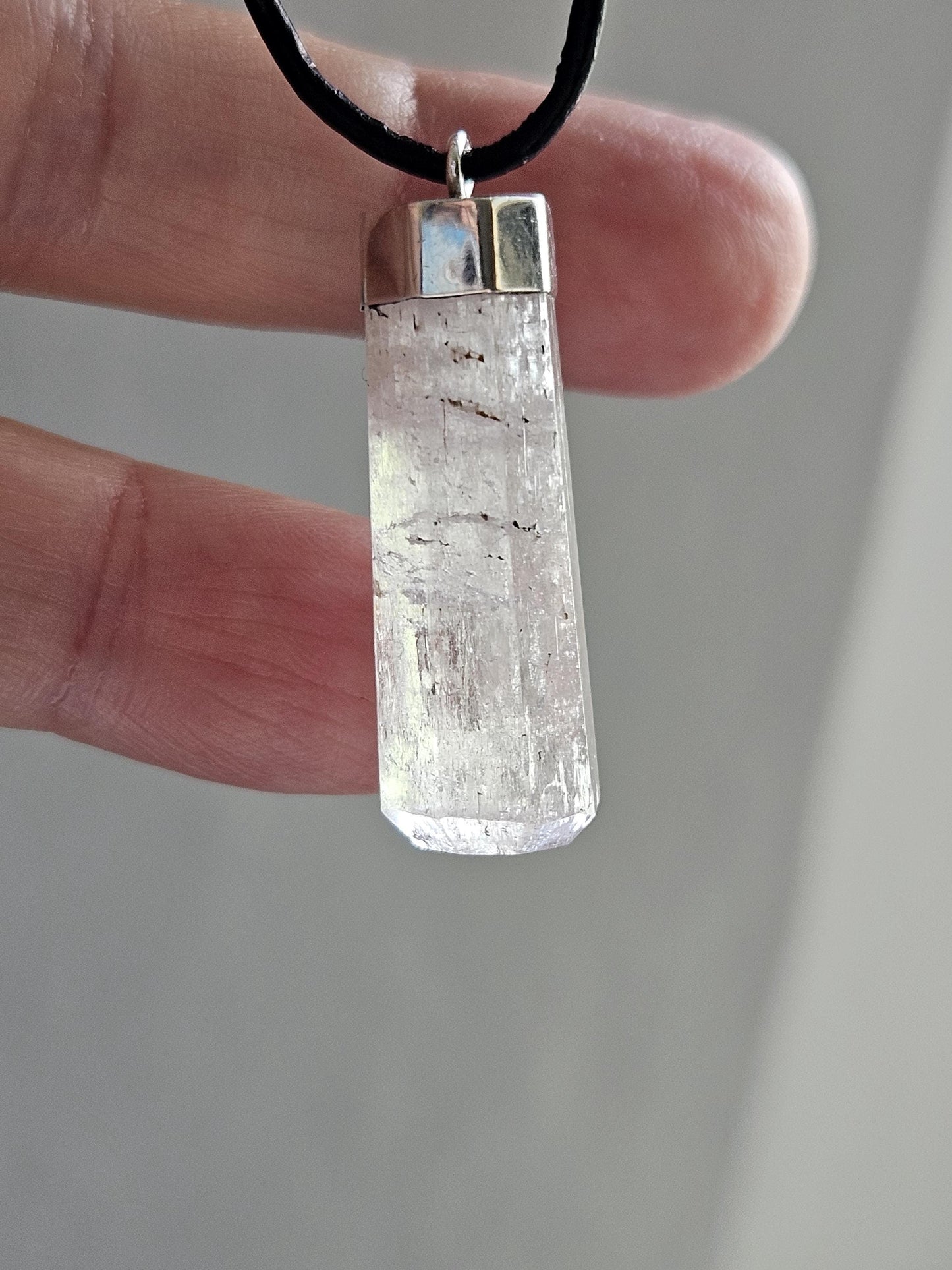 Kunzit Rohstein Rohkristall Kristall Stäbchen, Anhänger, 33 x 11 x 11 mm, an 925er SilberÖse, an verstellbarem Lederband