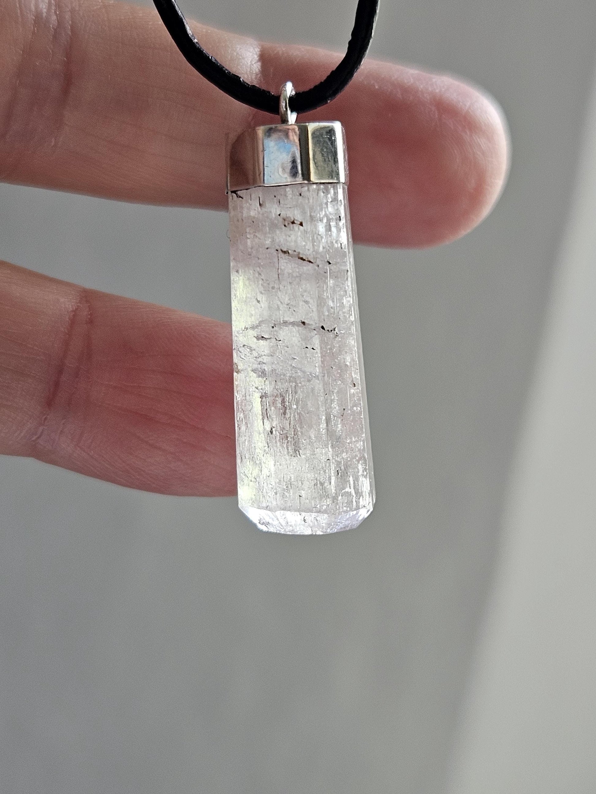 Kunzit Rohstein Rohkristall Kristall Stäbchen, Anhänger, 33 x 11 x 11 mm, an 925er SilberÖse, an verstellbarem Lederband