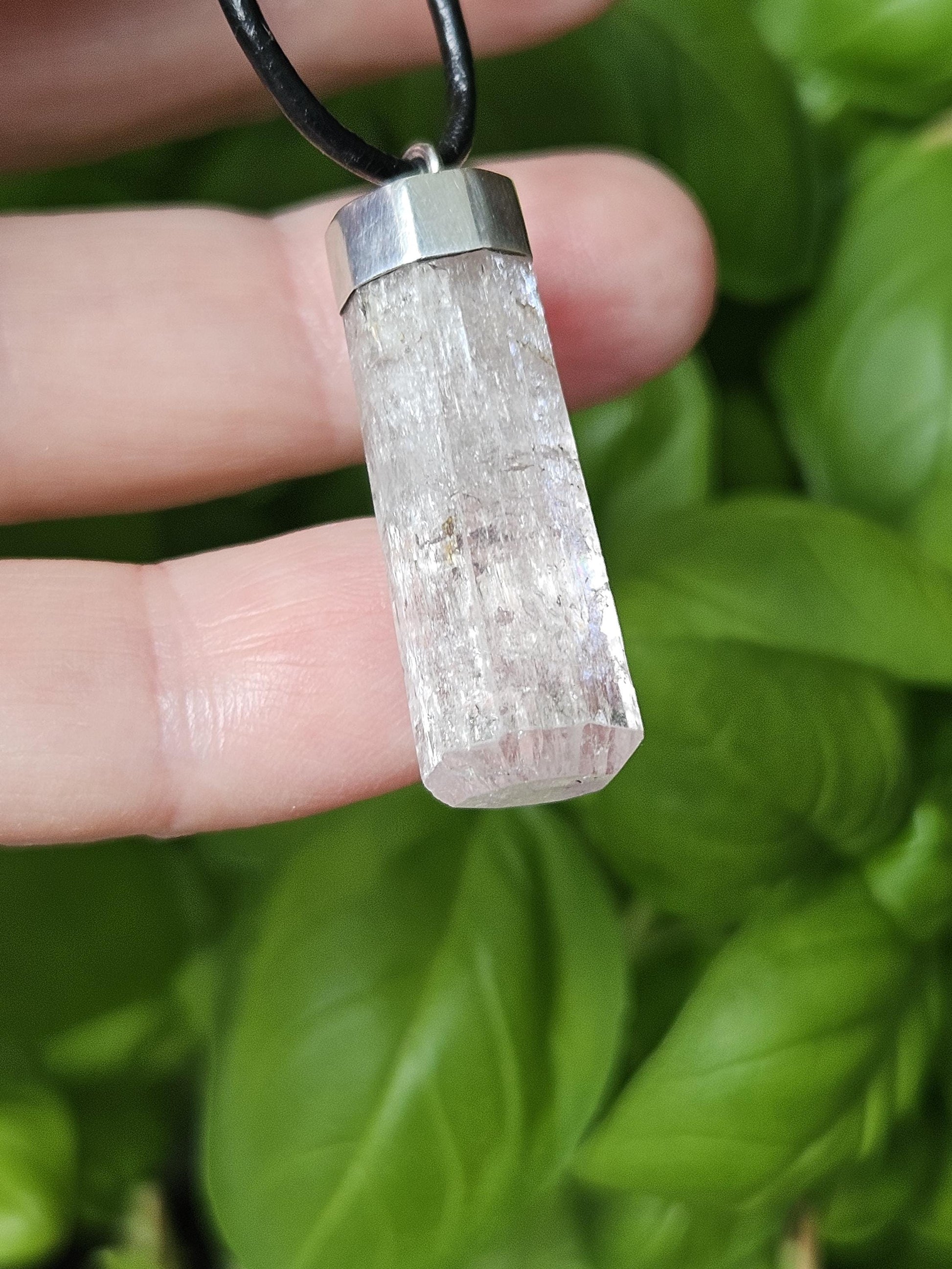 Kunzit Rohstein Rohkristall Kristall Stäbchen, Anhänger, 33 x 11 x 11 mm, an 925er SilberÖse, an verstellbarem Lederband