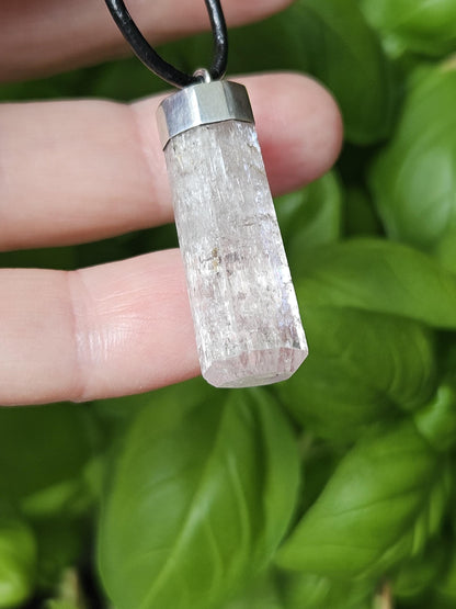 Kunzit Rohstein Rohkristall Kristall Stäbchen, Anhänger, 33 x 11 x 11 mm, an 925er SilberÖse, an verstellbarem Lederband