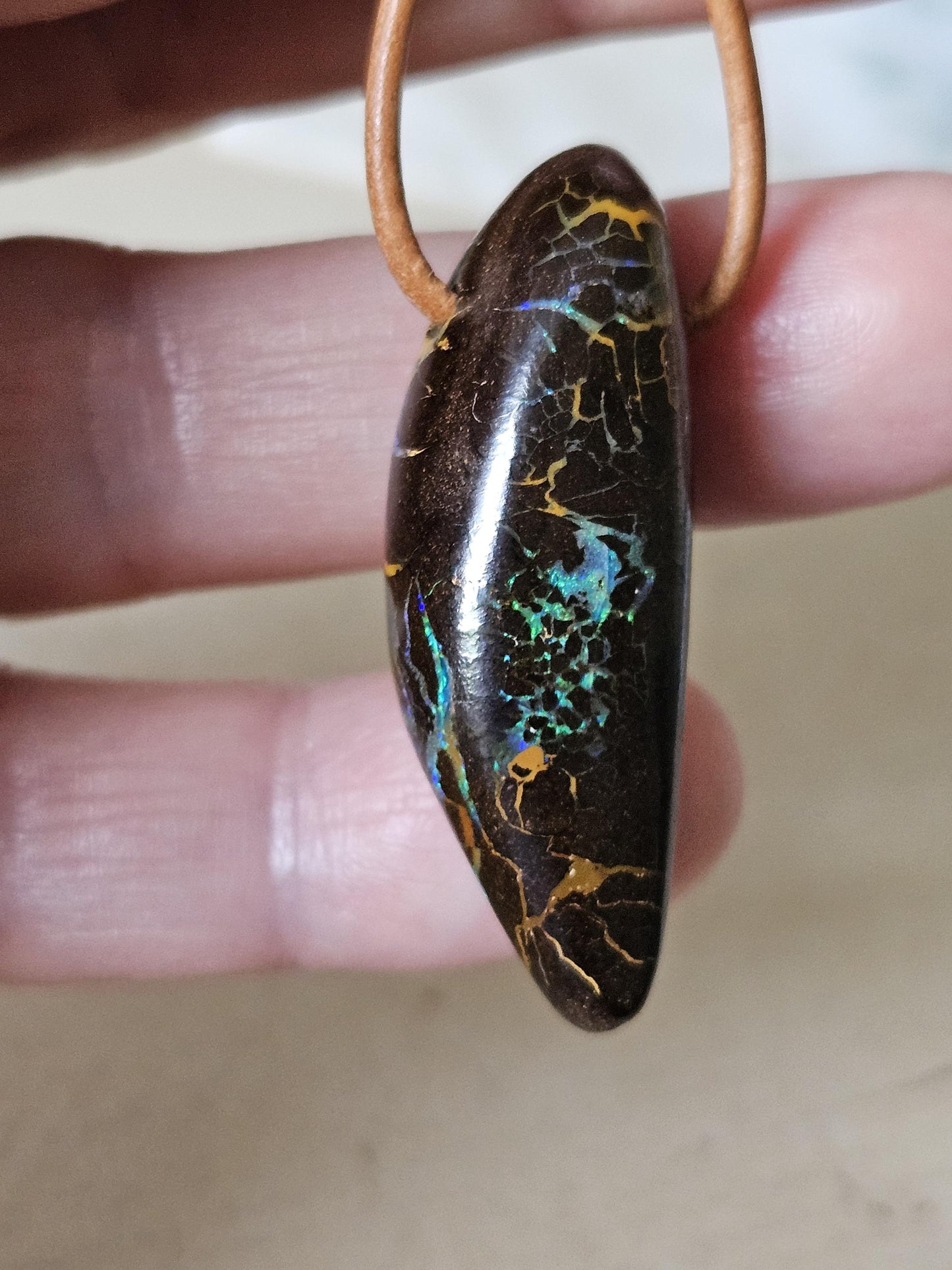 Atemberaubender Boulder Opal, Boulderopal Anhänger, "Heile Welt", 40 x 14 x 12 mm, gebohrt, an verstellbarem Lederband