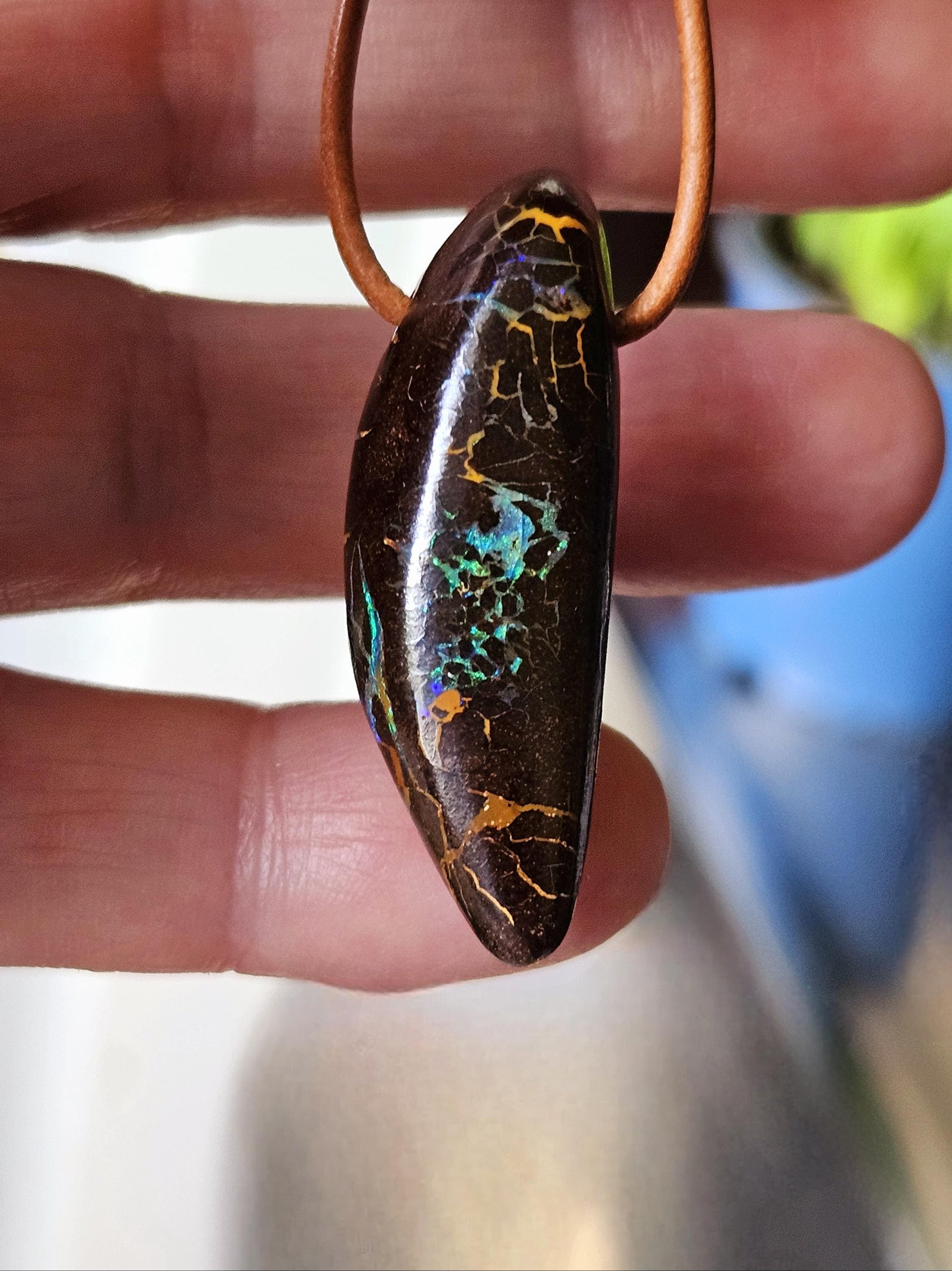 Atemberaubender Boulder Opal, Boulderopal Anhänger, "Heile Welt", 40 x 14 x 12 mm, gebohrt, an verstellbarem Lederband