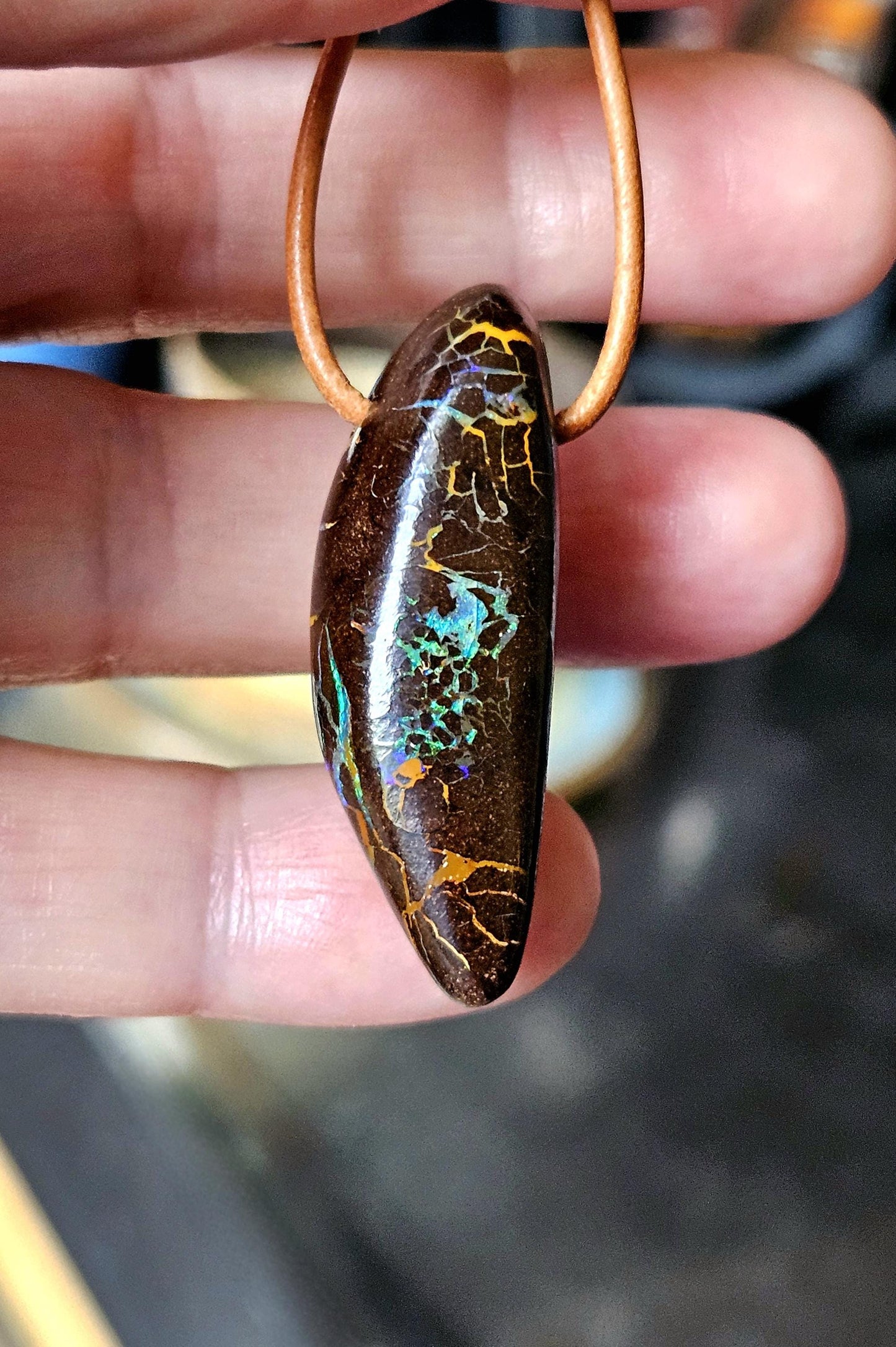 Atemberaubender Boulder Opal, Boulderopal Anhänger, "Heile Welt", 40 x 14 x 12 mm, gebohrt, an verstellbarem Lederband
