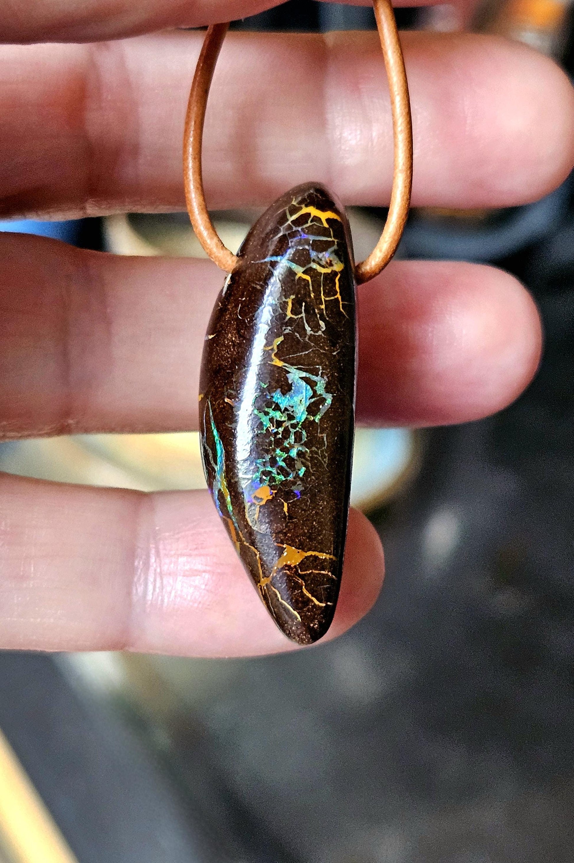 Atemberaubender Boulder Opal, Boulderopal Anhänger, "Heile Welt", 40 x 14 x 12 mm, gebohrt, an verstellbarem Lederband