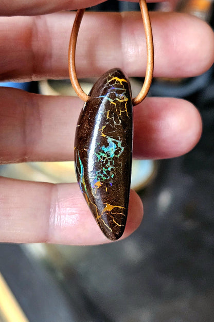 Atemberaubender Boulder Opal, Boulderopal Anhänger, "Heile Welt", 40 x 14 x 12 mm, gebohrt, an verstellbarem Lederband