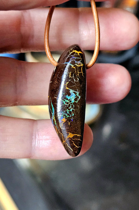Atemberaubender Boulder Opal, Boulderopal Anhänger, "Heile Welt", 40 x 14 x 12 mm, gebohrt, an verstellbarem Lederband