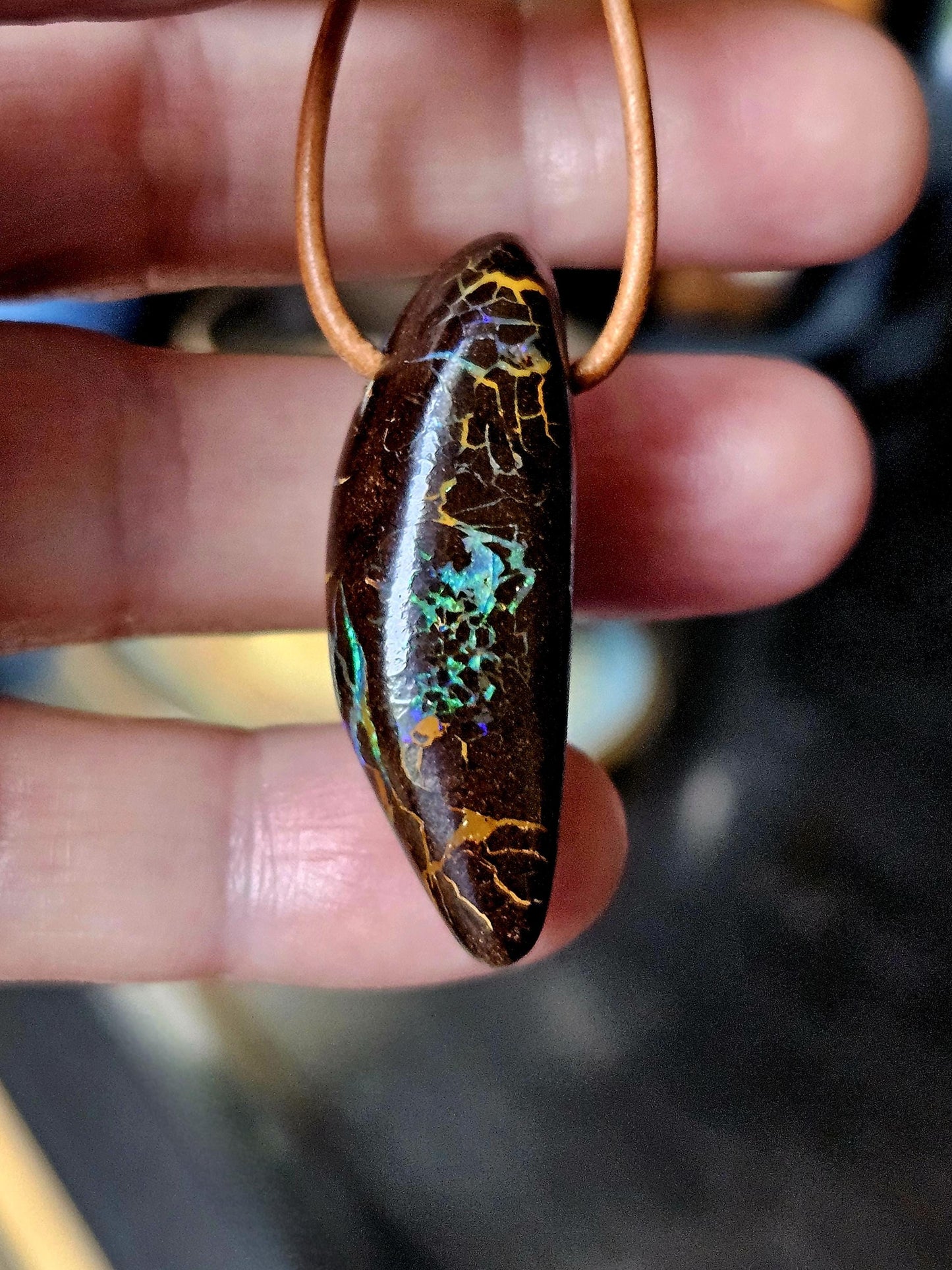 Atemberaubender Boulder Opal, Boulderopal Anhänger, "Heile Welt", 40 x 14 x 12 mm, gebohrt, an verstellbarem Lederband