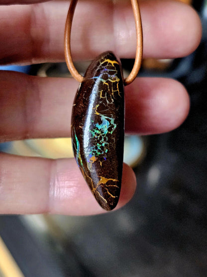 Atemberaubender Boulder Opal, Boulderopal Anhänger, "Heile Welt", 40 x 14 x 12 mm, gebohrt, an verstellbarem Lederband